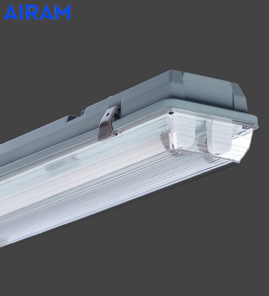 Loisteputkivalaisin autotalliin