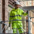Huomioväri collegetakki käytössä työmaalla - - - 4