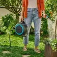Gardena kannettava vesiletkukela automaattikelauksella käytössä puutarhan kastelussa - Vesiletkukelat ja letkutelineet - 4066407029361 - 4