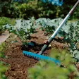 Gardena harava varteen kiinnitettynä käytössä - Haravat, kuokat ja rikkaruohon poisto - 4078500317801 - 2