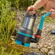 Gardena 19500 aquasensor uppopumppu etunäkymä, käytössä pihalla - Uppopumput ja -letkut - 4078500053341 - 3