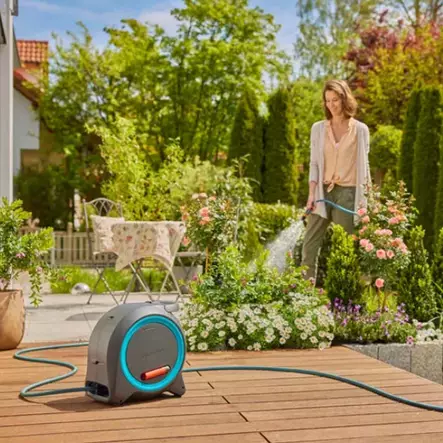 Gardena puutarhaletkukela 20m manuaalinen kelaus käytössä kukkapenkkien kastelussa - Vesiletkukelat ja letkutelineet - 4066407029422 - 2