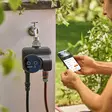 Gardena dual water control asennettuna vesihanaan, g34 liitäntä - Puutarhan hanat, ajastimet ja jakajat - 4066407028142 - 3