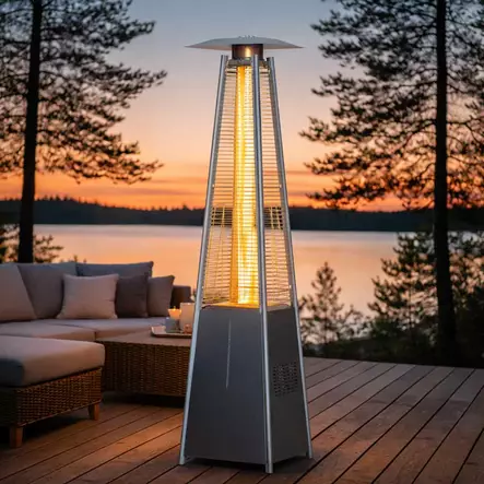 Terassilämmitin käytössä terassilla luomassa tunnelmaa - Terassilämmittimet - 6410412716293 - 2