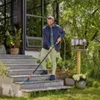 Pesuvarsi gardena cleansystem m 150 cm käytössä terassin pesussa - Katuharjat ja pihaharjat - 4078500064743 - 2