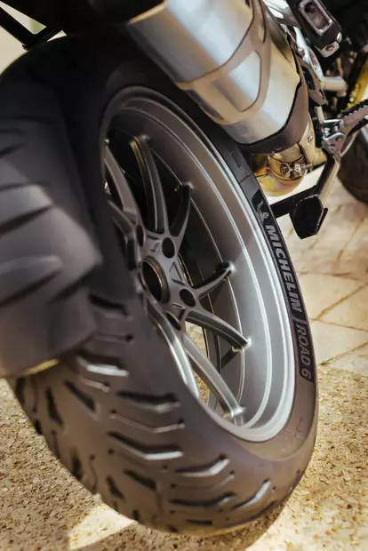 Michelin rengas 190/55 ZR17 75W TL Road 6 - Moottoripyörän renkaat 17" - 6438471305784 - 3