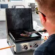 Kompakti kaasugrilli pöydälle plancha pinnalla - Kaasugrillit - 6418536032954 - 2