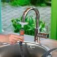 Gardena sisähanaliitin asennettuna keittiön hanaan, letku kiinnitettynä - Vesiletkuliittimet - 4078500048514 - 2