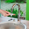 Gardena sisähanaliitin keittiön hanaan asennusvaiheessa - Vesiletkuliittimet - 4078500048514 - 4