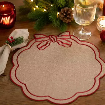 Beige pöytätabletti punaisella reunuksella ja rusetilla - Joulutekstiilit ja asusteet - 6410416577715 - 2