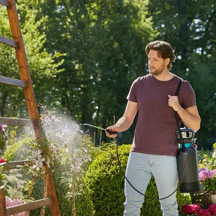 Paineruisku käytössä kasvien sumutuksessa puutarhassa - Paineruiskupullot ja reppuruiskut - 4078500051156 - 2