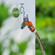 Gardena ogs hanaliitin 2 haarainen asennettuna vesihanaan, yksi letku kiinnitettynä - Vesiletkuliittimet - 4078500093606 - 2