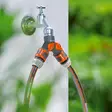 Gardena ogs hanaliitin 2 haarainen asennettuna vesihanaan, kaksi letkua kiinnitettyn - Vesiletkuliittimet - 4078500093606 - 3