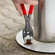Knipex twingrip käytössä ruostuneen ruuvin irrottamisessa - Putkipihdit ja pulttisakset - 4003773089377 - 5