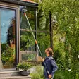 Teleskooppipesuvarsi gardena cleansystem käytössä korkeiden pintojen pesussa - Katuharjat ja pihaharjat - 4078500064767 - 2