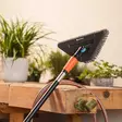 Gardena cleansystem flex pehmeä pesuharja kiinnitettynä varteen - Katuharjat ja pihaharjat - 4078500064729 - 6