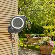 Gardena rollup m 180° kääntyvä teline toiminnassa puutarhassa - Vesiletkut - 4078500051989 - 2