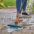Terassinpesuharja gardena varrella käytössä pesuaineen levityksessä kivetykselle - Puutarhan käsityökalut - 4078500064859 - 2